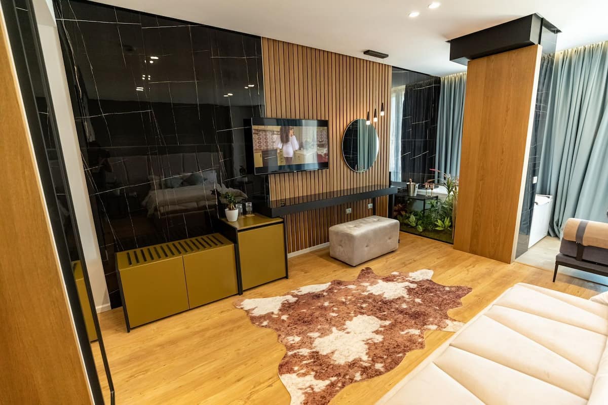 Suite, hot tub | Minibar, kedap suara, Wi-Fi gratis, dan seprai linen