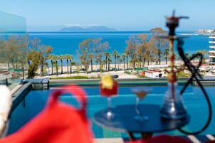 Una piscina al aire libre, sillones reclinables de piscina