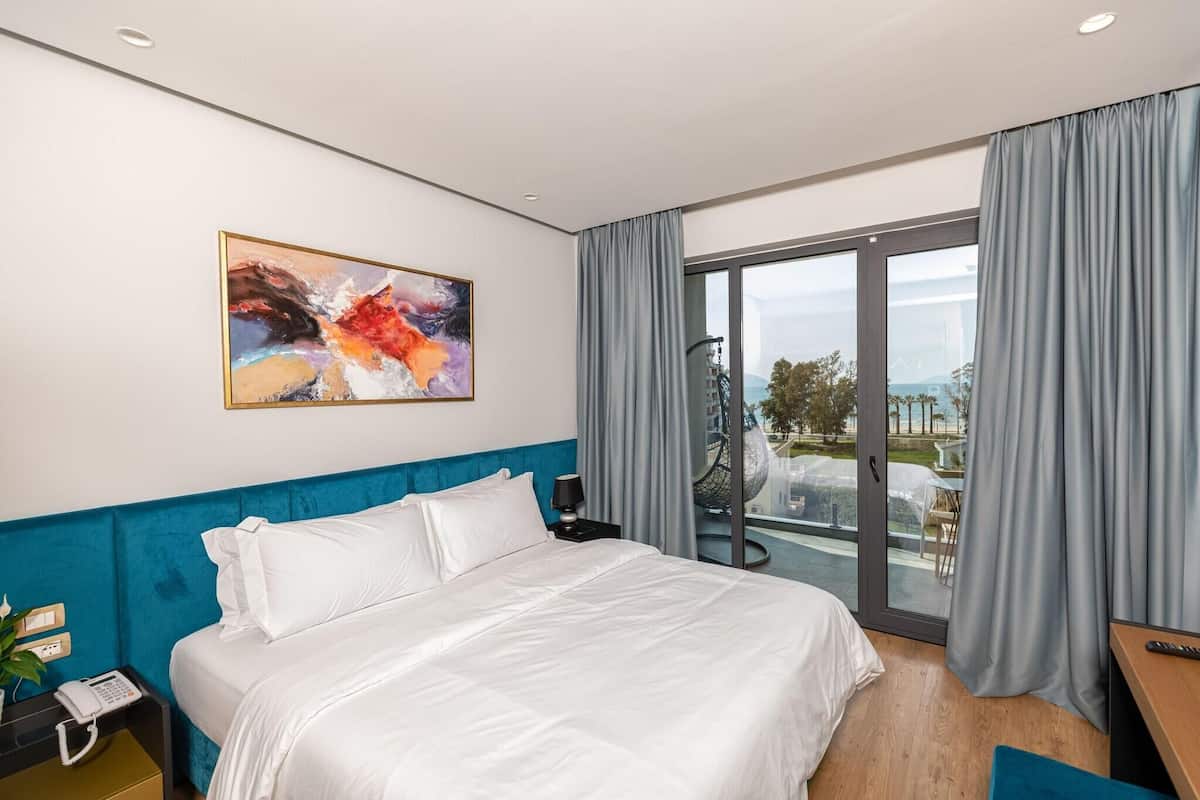 Minibar, soundproofing, WiFi (free), bed sheets