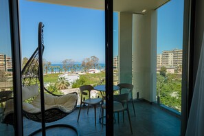 Habitación triple, vista a la ciudad | Balcón