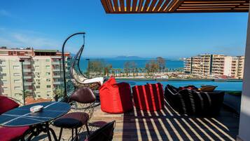 Outdoor pool, sun loungers