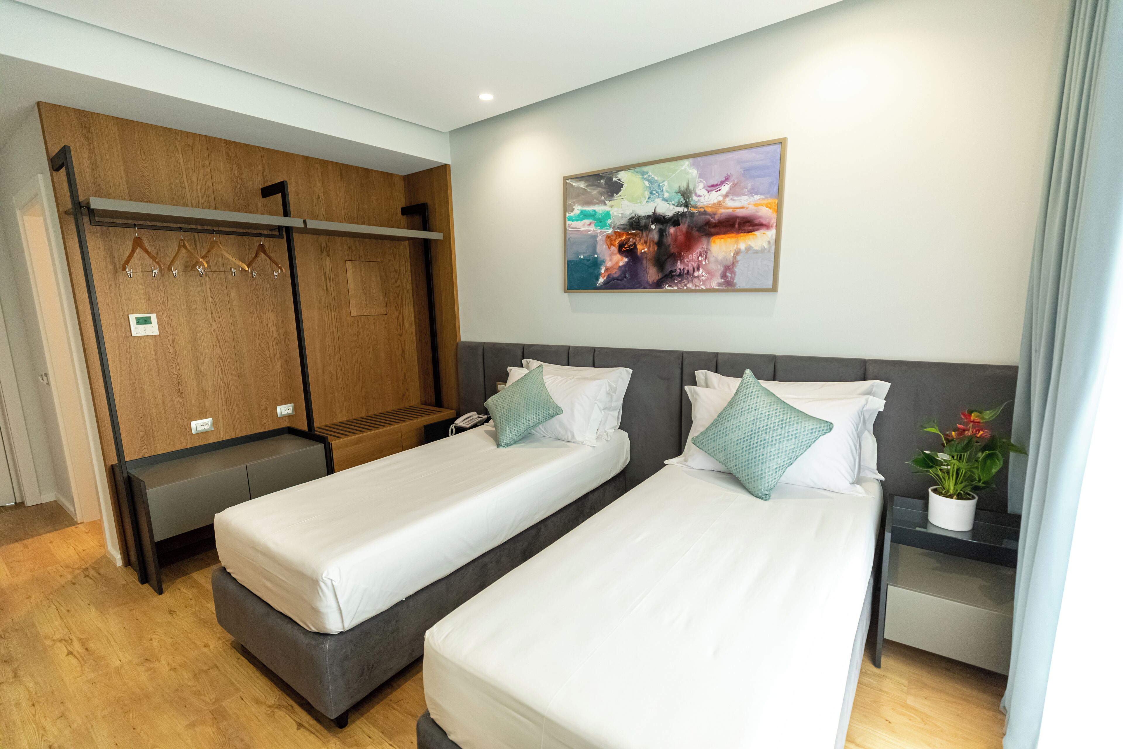 Minibar, sistema de insonorización, wifi gratis y ropa de cama 