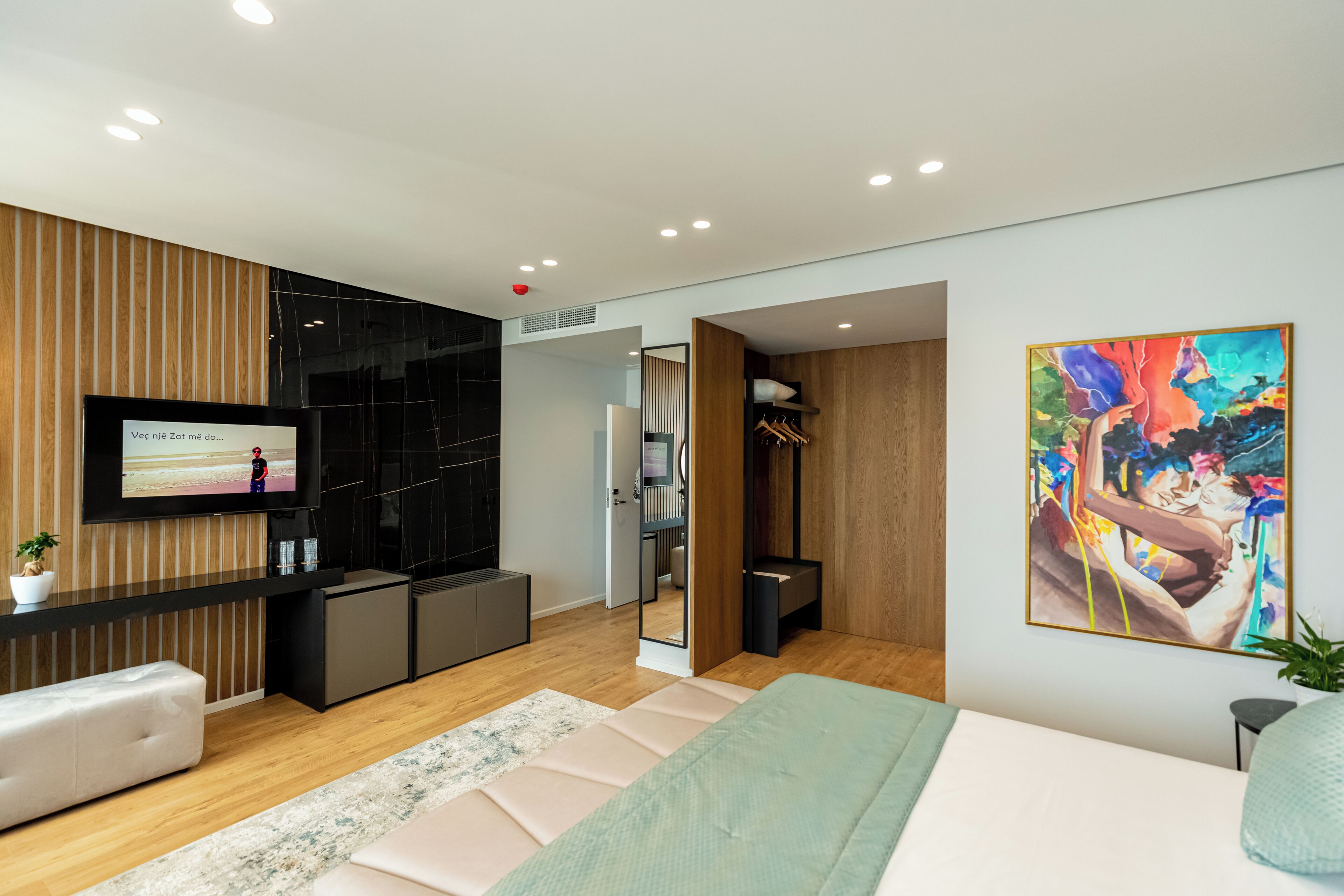 Suite, bain à remous | Minibar, chambres insonorisées, Wi-Fi gratuit, draps fournis