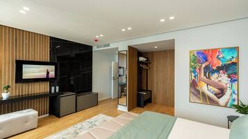 Suite, bain à remous | Minibar, chambres insonorisées, Wi-Fi gratuit, draps fournis