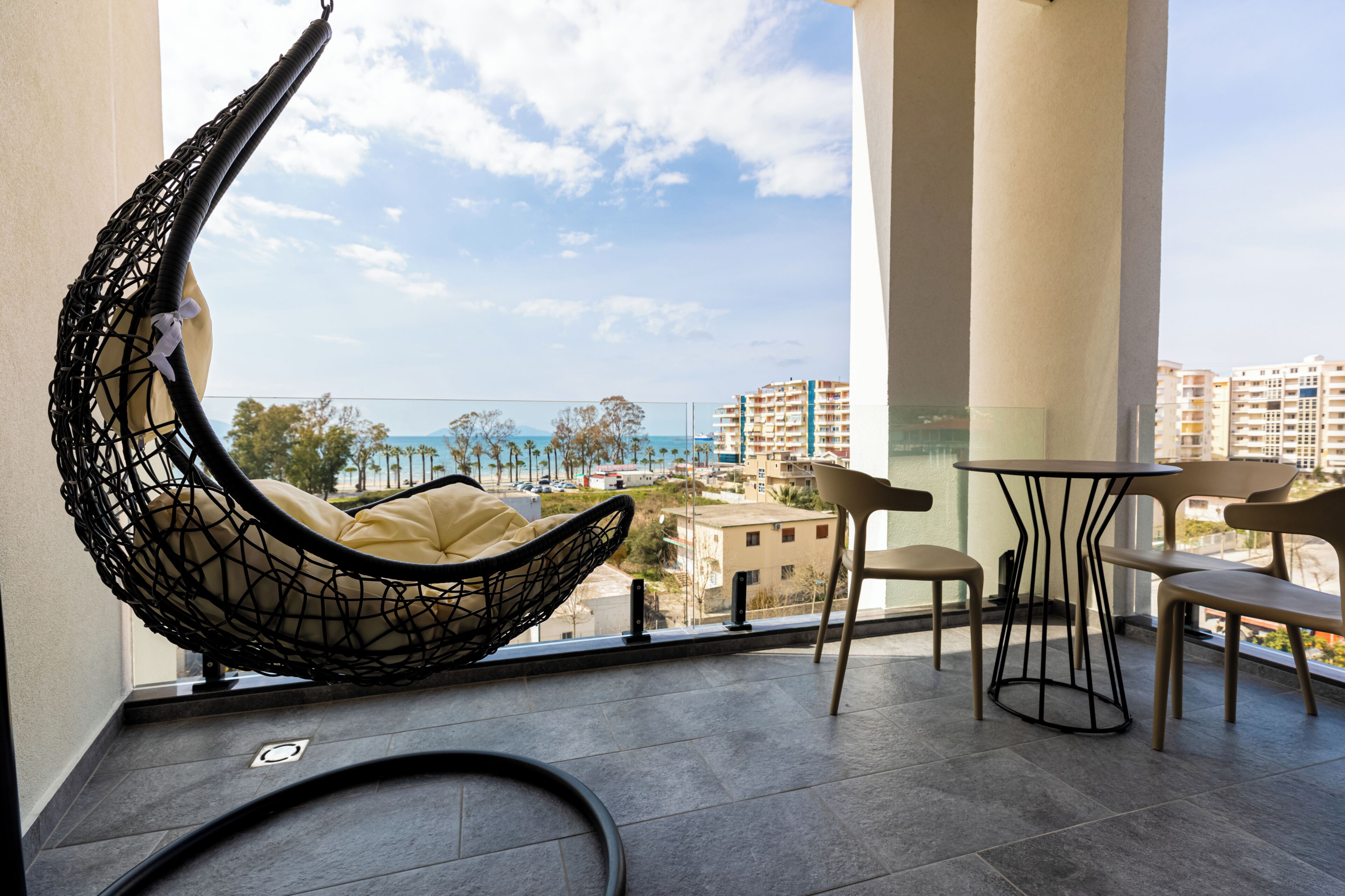 Habitación triple Deluxe, vista parcial al mar | Terraza o patio