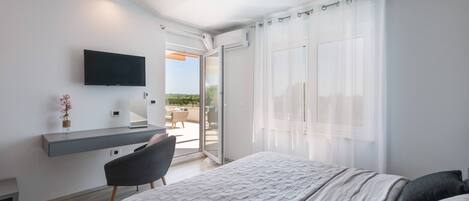 4 عدّة غرف نوم وخزنة داخل الغرفة ومكواة/لوح كي وسرير سفر