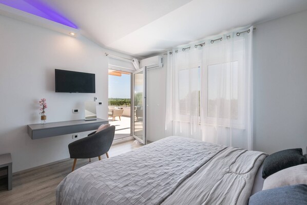 4 bedrooms, in-room safe, iron/ironing board, travel crib