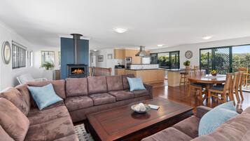 Smart-TV, Kamin, DVD-Player, Musikbibliothek