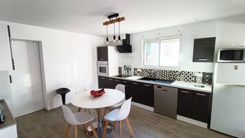 Réfrigérateur, micro-ondes, four, plaque de cuisson