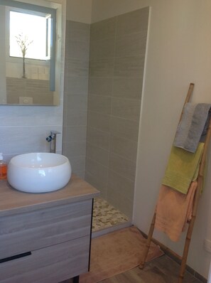 Dusche, Haartrockner, Handtücher