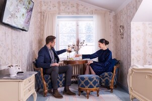 Decoración personalizada, muebles diferentes y cortinas blackout