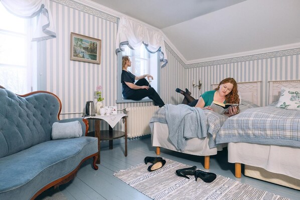 Rom – superior, 2 enkeltsenger | Blendingsgardiner, lydisolert, strykejern/-brett og individuelt dekorert