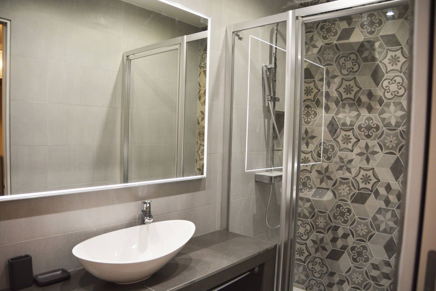 Een douche, een haardroger, handdoeken, shampoo