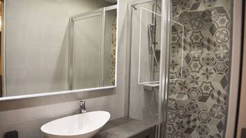 Een douche, een haardroger, handdoeken, shampoo