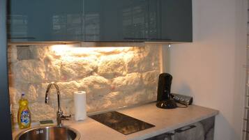 Een koelkast, een microgolfoven, een kookplaat