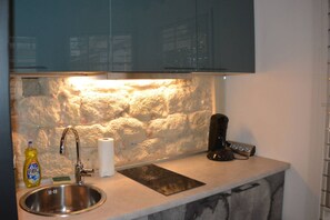 Een koelkast, een microgolfoven, een kookplaat