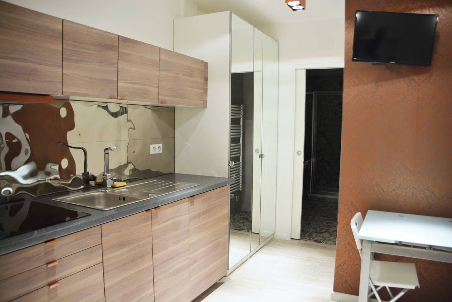 Kühlschrank, Mikrowelle, Herdplatte, Wasserkocher mit Kaffee-/Teezubehör