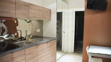 Kühlschrank, Mikrowelle, Herdplatte, Wasserkocher mit Kaffee-/Teezubehör