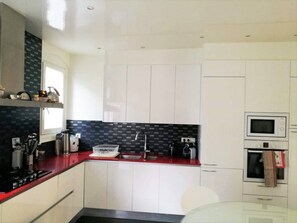 Jääkaappi, mikroaaltouuni, uuni, liesi