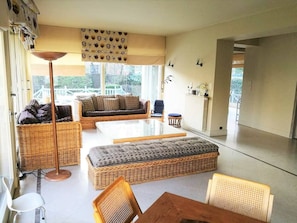 Televisio, takka, videopelejä, DVD-soitin