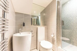 Suihku, hiustenkuivaaja, pyyhkeet