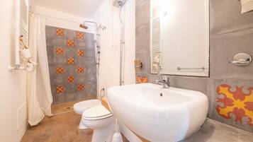Dusche, Haartrockner, Bidet, Handtücher
