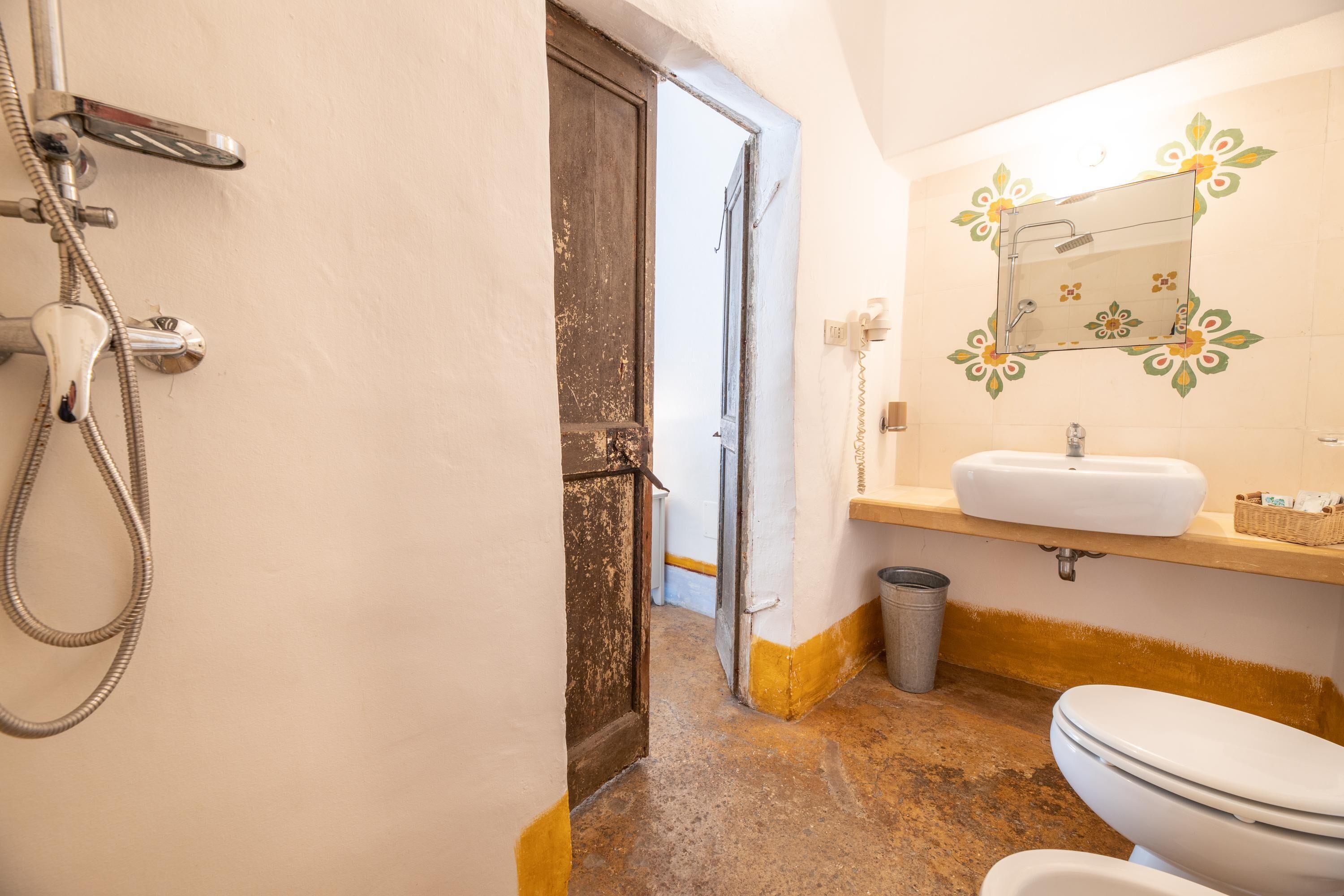 Dusche, Haartrockner, Bidet, Handtücher