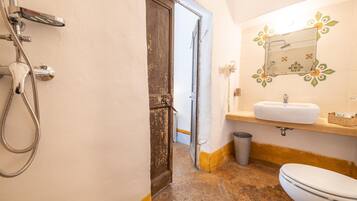 Dusche, Haartrockner, Bidet, Handtücher