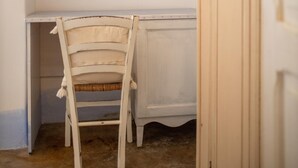 A room with a white desk, a chair, and a door. - Camera Onda Dorata - Racale (Racale)