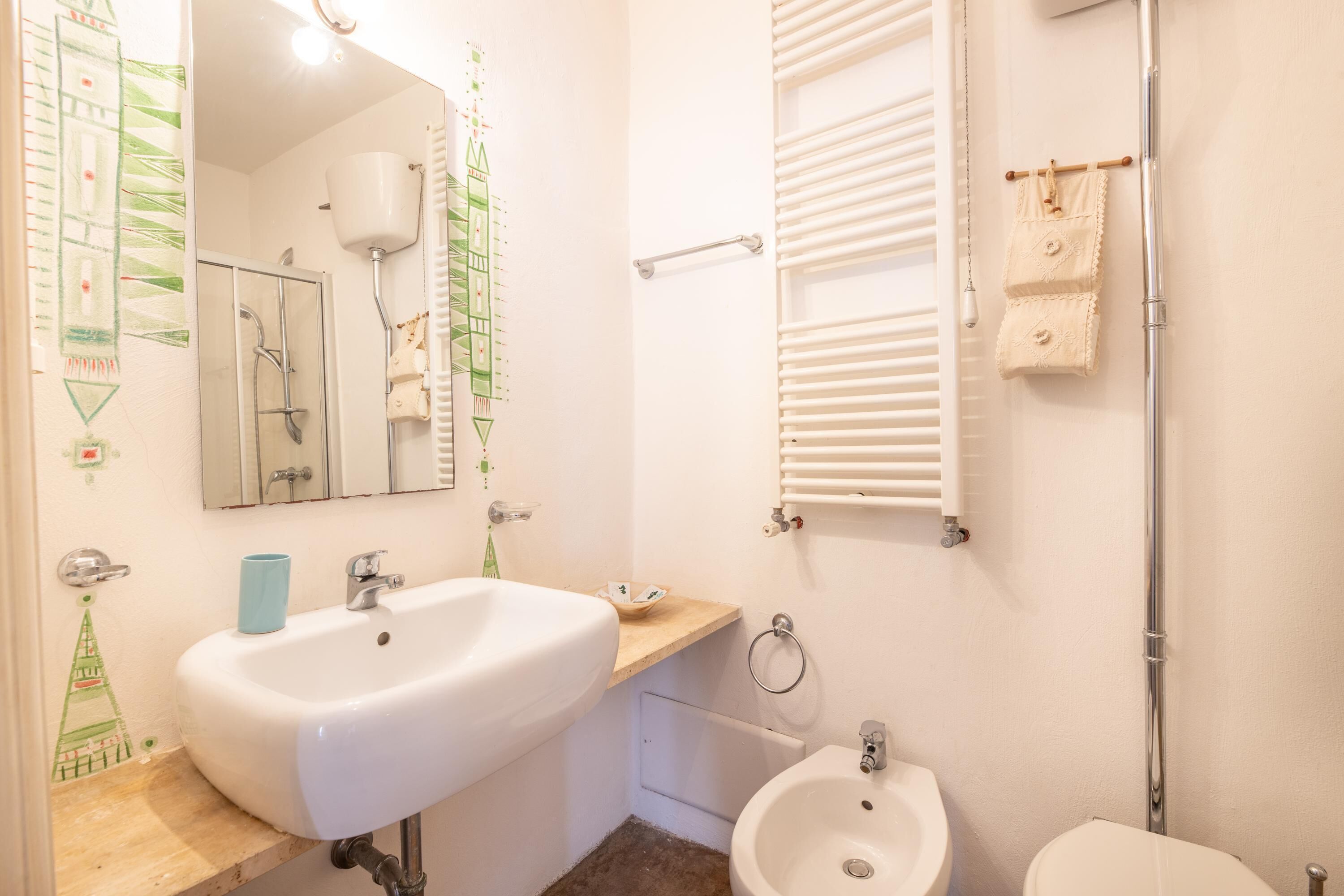 Douche, sèche-cheveux, bidet, serviettes fournies