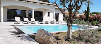 NEW AIR-CONDITIONED VILLA SLEEPS 12 5 BATHROOMS HEATED POOL POOL HOUSE