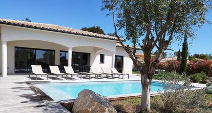VILLA NEUVE CLIMATISEE 12 COUCHAGES 5 SDB PISCINE CHAUFFEE POOL HOUSE