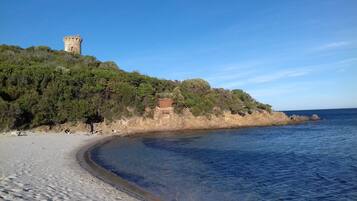 Vlak bij het strand, ligstoelen aan het strand, strandlakens