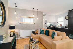 Smart TV, stereo - Morning Breeze - Spacious Modern 1 Bed Apartment (Cardiff)