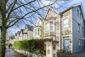 Exterior - Morning Breeze - Spacious Modern 1 Bed Apartment (Cardiff)