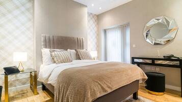 1 habitación, escritorio, tabla de planchar con plancha y cuna de viaje