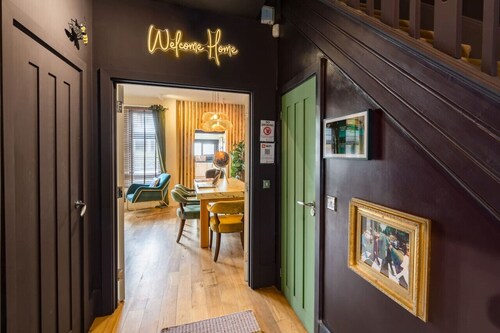 City Retreat w/Hot Tub+Games Room+Twin BBQ+Parking