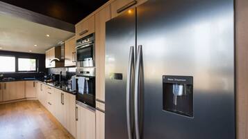 Køleskab, mikrobølgeovn, ovn, kogeplade