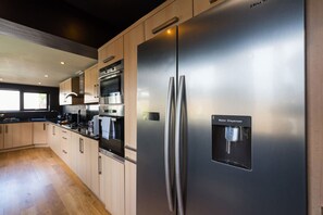 Jääkaappi, mikroaaltouuni, uuni, liesi