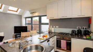 Kylskåp, mikrovågsugn, ugn och spishäll