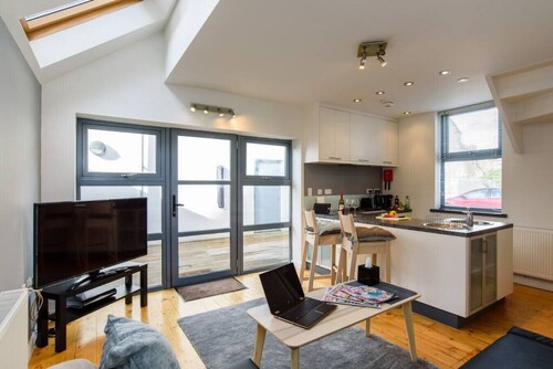 Cloudstream Joy - Relax in the City | 2 Bed Duplex House w/Hot Tub