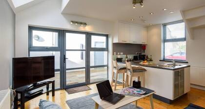 Cloudstream Joy - Relax in the City | 2 Bed Duplex House w/Hot Tub