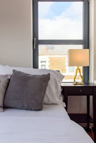 Cloudstream Joy - Relax in the City | 2 Bed Duplex House w/Hot Tub