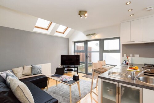 Cloudstream Joy - Relax in the City | 2 Bed Duplex House w/Hot Tub