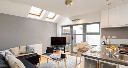 Cloudstream Joy - Relax in the City | 2 Bed Duplex House w/Hot Tub
