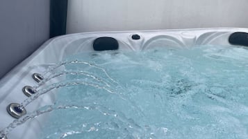 Indoor spa tub