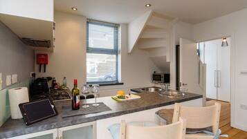 Kylskåp, mikrovågsugn, ugn och spishäll