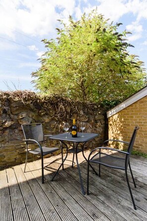 Outdoor dining - The Deck - 1 Bed Apartment w/Private Terrace (Cardiff)