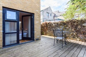 Outdoor dining - The Deck - 1 Bed Apartment w/Private Terrace (Cardiff)