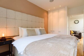 1 slaapkamer, een bureau, een strijkplank/strijkijzer, wifi